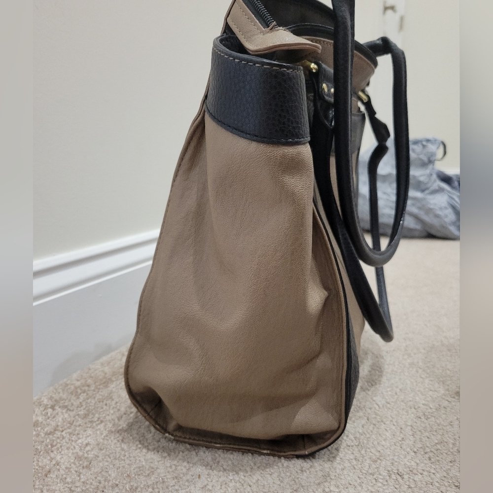 Kenneth Cole Reaction Leather Hangbag - Picture 3 of 5